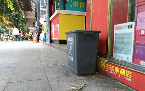 垃圾桶當足球踢？！城區大半年累計丟近千個垃圾桶